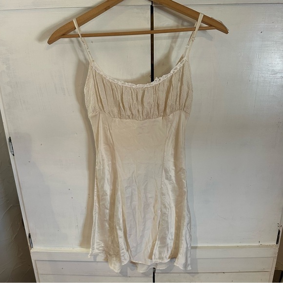 Vintage Gold Tag Victoria's Secret Cream Satin Slip Nightgown Y2K - Size: Small - Picture 4 of 10